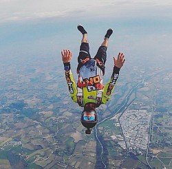 Giulio durante un lancio skydive