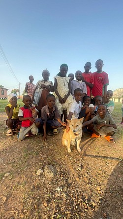 Yuki la mascotte dei bimbi di un villaggio in Nigeria